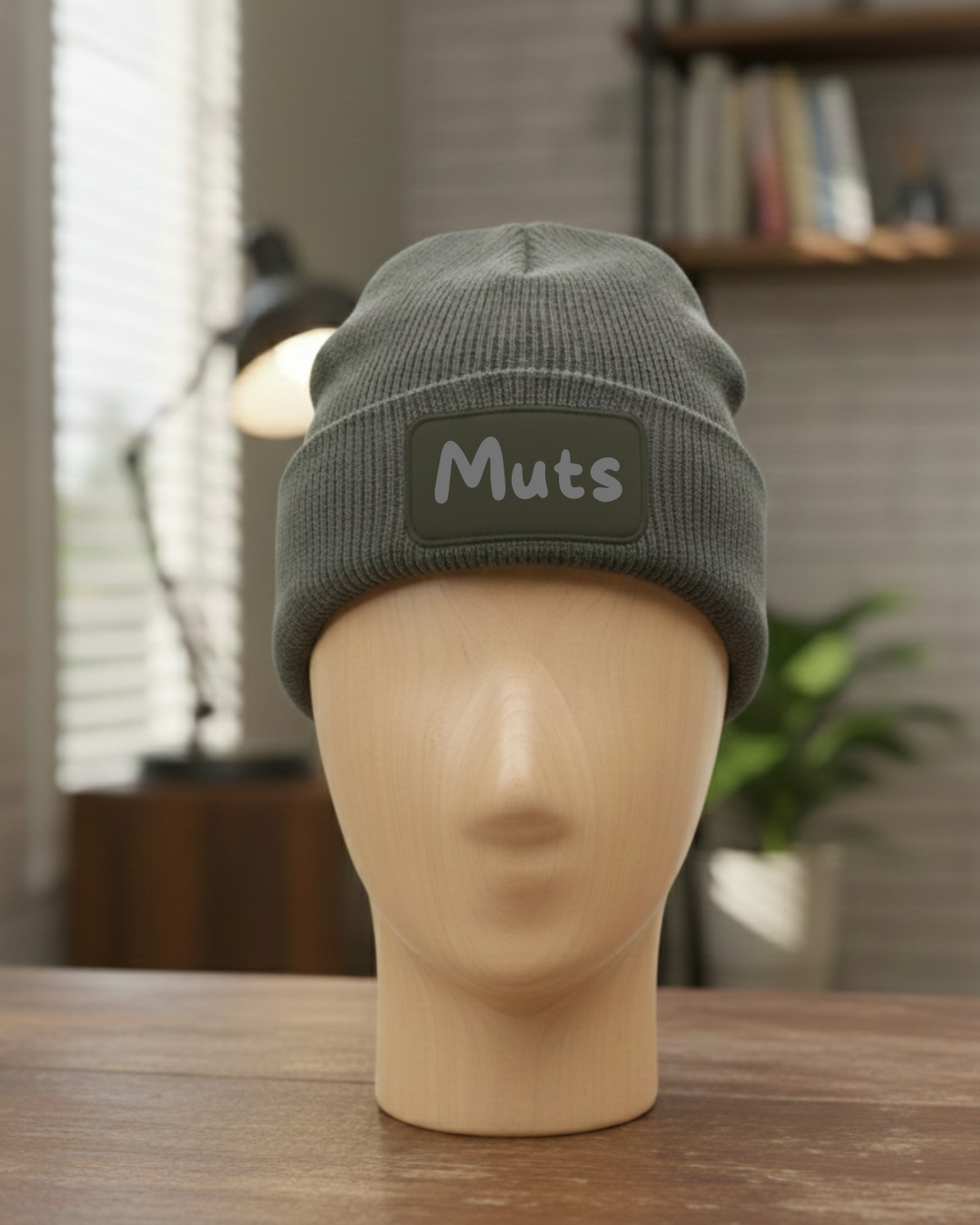 Muts met donkere print - Muts